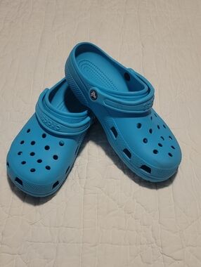 CROCS Classic Clog in Turquoise Blue